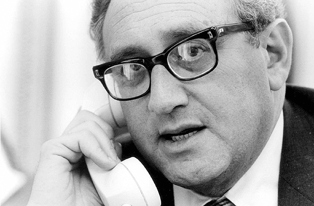 Guerra do Vietn: Secretary of State Henry Kissinger gets the latest information on the situation in South Vietnam on the phone in Brent Scowcroft's office April 29 1975. April 30 1995 marks the 20th anniversary of the fall of Saigon to the communists and the end of the Vietnam war. cm/David Hume Kennerly/Courtesy Gerald R.Ford Library REUTERS*** NO UTILIZAR SEM ANTES CHECAR CRDITO E LEGENDA***