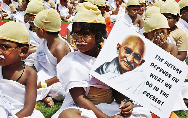 DEL12 BANGALORE (INDIA) 02/10/2015.- Nios indios de entre 4 y 13 aos vestidos como Mahatma Gandhi congregados para batir el rcord del mundo para celebrar el aniversario de su nacimiento en Bhopal (India) hoy, 2 de octubre de 2015. Gandhi, conocido como Bapu o el Padre de la Nacin, naci el 2 de octubre de 1869 en Porbunder Gujrat. EFE/JAGADEESH NV ORG XMIT: DEL12