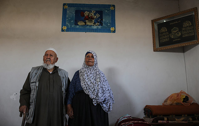 Mansoura Abu Shaer, 73, e seu marido moram do lado da fronteira e temem que casa seja derrubada
