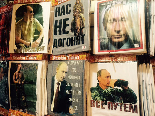 Camisetas com fotos do presidente da Rssia, Vladimir Putin,  venda nas ruas da capital, Moscou