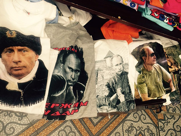 Camisetas com a foto do presidente Vladimir Putin em motivos militares esto  venda em Moscou