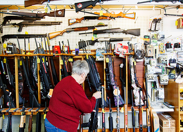 A dona da KC's Exchange, Carolyn Kellim, 86, organiza as armas que vende em Roseburg, no Oregon