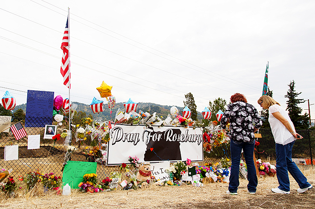 Memorial diante da escola Umpqua, em Roseburg (Oregon), onde atirador matou nove pessoas no dia 1