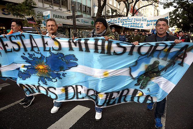 Veteranos da Guerra das Malvinas marcham at prdio da Suprema Corte em protesto em Buenos Aires 