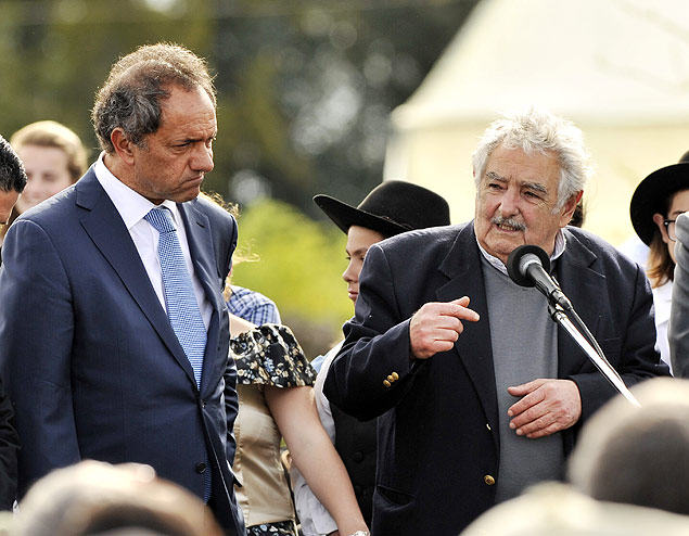 O presidencivel governista argentino, Daniel Scioli, recebe o ex-presidente uruguaio Jos Mujica