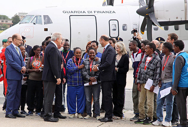 CIA115 ROMA (ITALIA) 09/10/2015.- El ministro italiano del Interior, Angelino Alfano (centro dcha), saluda a refugiados eritreos que esperan para subir a bordo de un avión que les llevará a Suecia en el aeropuerto Ciampino en Roma (Italia) hoy, 9 de octubre de 2015. Un grupo de diecinueve solicitantes de asilo eritreos abandonaron hoy Italia para llegar a su nuevo destino, Suecia, un traslado que supone el primero del plan de reubicación de 160.000 refugiados entre los países de la Unión Europea (UE). EFE/Telenews ORG XMIT: CIA115