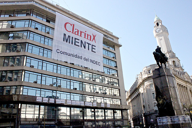Faixa com os dizeres "Clarn Mente"  estendida na sede do Indec, orgo de estatsticas argentino