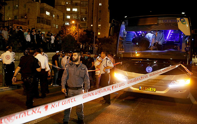 Policiais e médicos diante do ônibus onde um palestino foi morto após atacar um soldado em Jerusalém 
