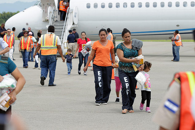 Mulheres e crianas no aeroporto de San Pedro Sula, em Honduras, aps serem deportadas dos EUA 