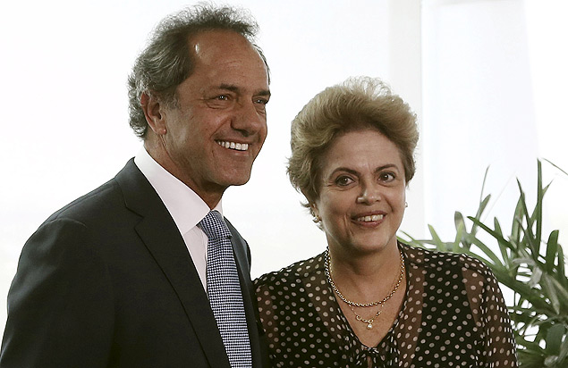 Buenos Aires' province governor and presidential candidate for the Victory Front, Daniel Scioli (L) and Brazilian President Dilma Rousseff pose for a picture after a meeting at the Planalto Palace in Brasilia, Brazil, October 13, 2015. REUTERS/Adriano Machado ORG XMIT: BRA102r