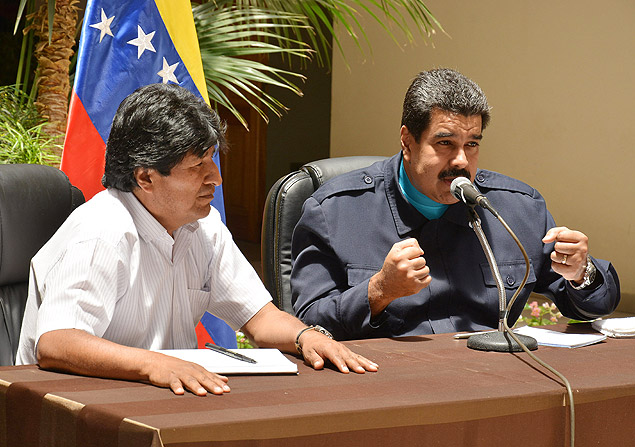 BOL01. COCHABAMBA (BOLIVIA), 13/10/2015.- Los presidentes de Bolivia, Evo Morales (i), y de Venezuela, Nicols Maduro (d), habla con la prensa tras una reunin hoy, martes 13 de octubre de 2015, en Cochabamba, donde expresaron su preocupacin ante lo que consideraron un intento de "golpe de Estado" en contra de su colega brasilea, Dilma Rousseff, y anunciaron que iniciarn un proceso de consultas. "Tanto el presidente Evo Morales como mi persona manifestamos nuestra preocupacin y vamos a iniciar un conjunto de consultas porque parece anunciarse en Brasil con una nueva modalidad un golpe de estado contra la presidenta Dilma Rousseff y contra el movimiento popular", sostuvo el mandatario venezolano. EFE/Jorge Abrego ORG XMIT: BOL01