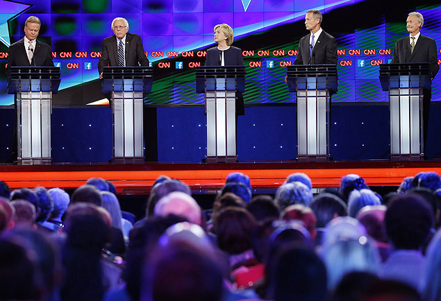 Pr-candidatos no debate; a partir da esq., Jim Webb, Sanders, Hillary, Martin O'Malley e Lincoln Chafee