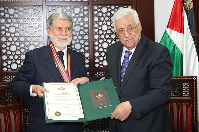 O ex-chanceler brasileiro Celso Amorim ( esq.) recebe comenda do lder palestino Mahmoud Abbas