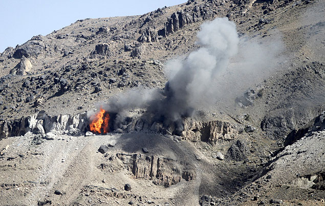 Ataque da coalizão saudita no monte Nuqom, em Sanaa