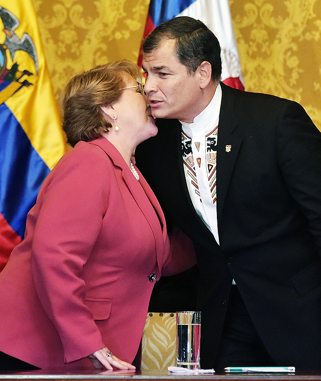 Ecuador's President Rafael Correa (R) and his Chilean counterpart Michelle Bachelet greet each other at the end of a bilateral signature meeting at the Carondelet presidential palace in Quito, on October 15, 2015. Bachelet is in a one-day official visit to the country. AFP PHOTO/RODRIGO BUENDIA ORG XMIT: RB76
