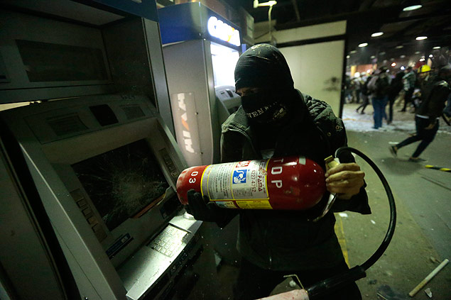 Manifestante quebra caixa eletrônico em protesto em 2013; ato poderia ser enquadrado como terrorismo