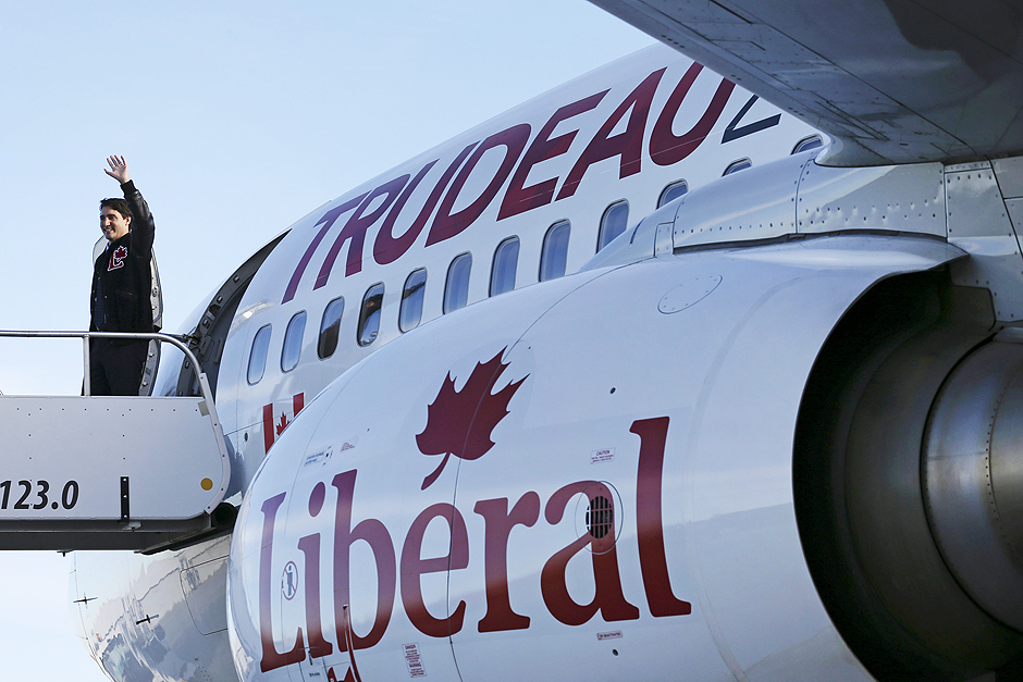 O liberal Justin Trudeau em seu avio durante campanha no Canad
