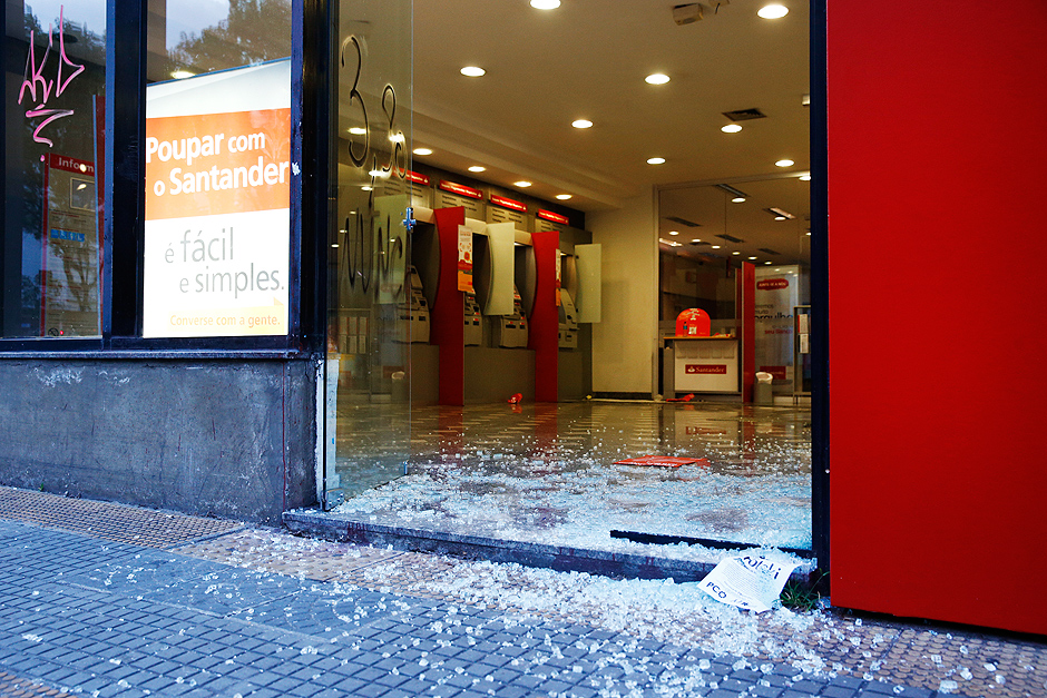 Agncia de banco com os vidros quebrados aps manifestao do Movimento Passe Livre, em So Paulo