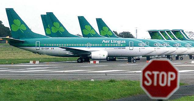 ORG XMIT: 075401_1.tif Aer Lingus planes sit on the tarmac at Dublin airport as cabin crews, locked in a pay dispute with Aer Lingus, picket outside the airport, 17 October 2000, as their one-day strike forced the airline to cancel the day's 200 flights. More than 20,000 passengers were offered alternative travel arrangements or refunds by the airline. AFP PHOTO/CHRIS BACON 