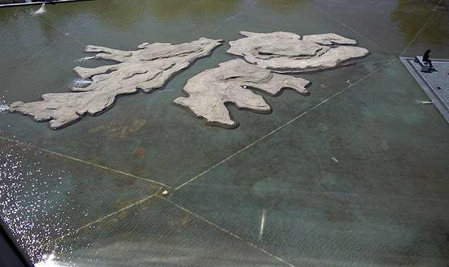 Maquete reproduz o formato das ilhas Malvinas no museu dedicado ao arquiplago em Buenos Aires