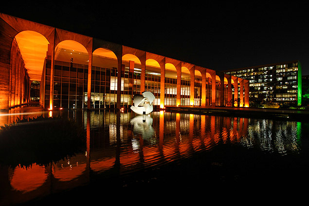 Vista noturna do Palácio do Itamaraty, sede do Ministério das Relações Exteriores brasileiro, em Brasília 