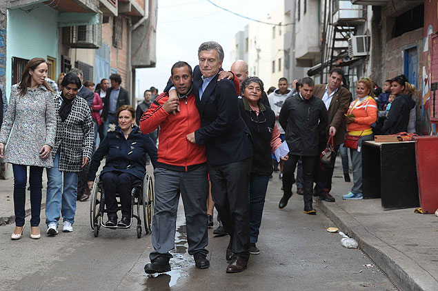 Principal candidato da oposio, Mauricio Macri abraa morador da periferia de Buenos Aires