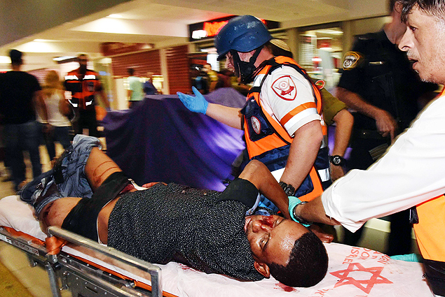 ==ISRAEL OUT== CAPTION ADDITION A wounded Eritrean man who later died of his wounds, is evacuated at the main bus station in the southern Israeli city of Beersheva on October 18, 2015, after he was mistakenly shot by an Israeli security guard and beaten by a mob during an attack in the Israeli city of Beersheba following a deadly assault by a suspected Palestinian gunman at the station. The gunman was killed, while a security guard shot the Eritrean man thinking he was a second attacker. AFP PHOTO / DUDU GRINSHPAN ORG XMIT: MK4581