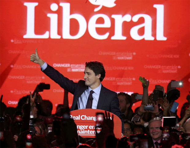 O lder do Partido Liberal do Canad, Justin Trudeau, pouco antes de fazer o discurso da vitria