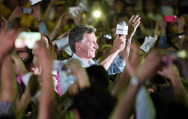 Macri é recebido por apoiadores em clube de Lanús, na região metropolitana de Buenos Aires, na noite de quarta (21)