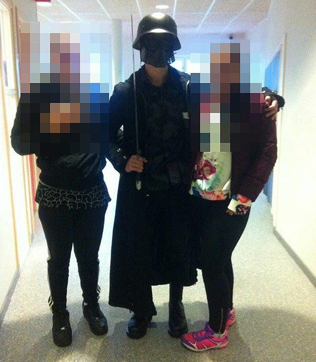 Homem mascarado posa com estudantes de escola na Suécia antes de matar um professor e um aluno 