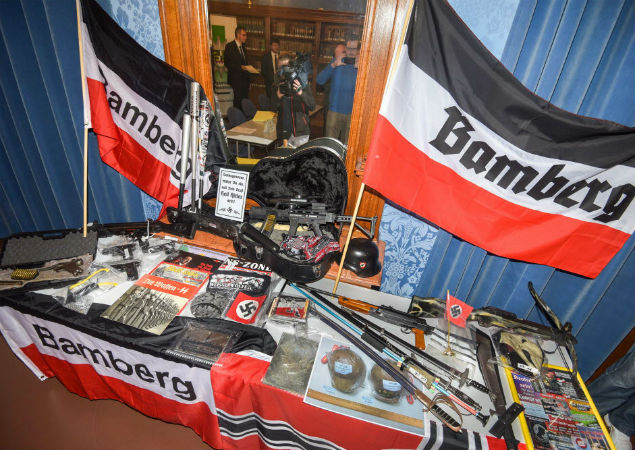 Armas e bandeiras nazistas apreendidas com grupo de extrema direita em Bamberg