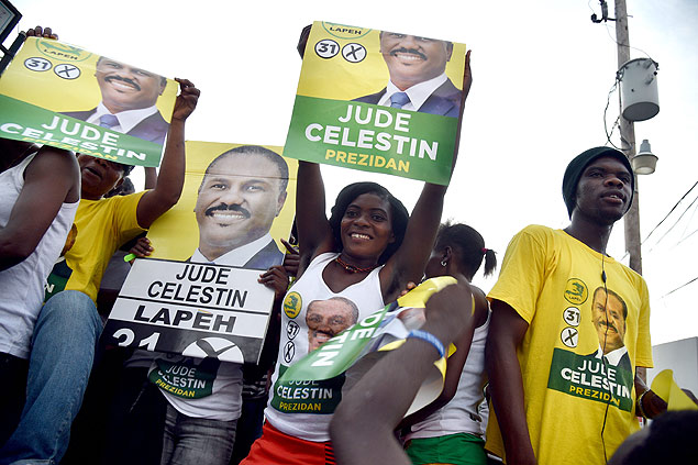 Apoiadores do candidato Jude Clestin, um dos 54 a disputar a presidncia no Haiti, participam de comcio em Porto Prncipe