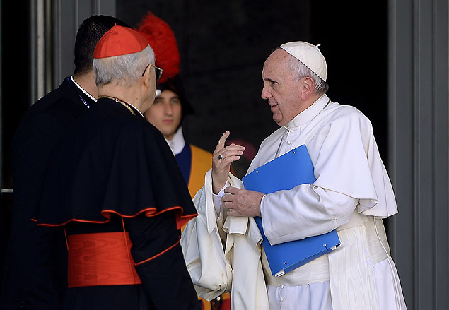 Papa Francisco conversa com bispos aps sesso do snodo sobre a famlia, no Vaticano