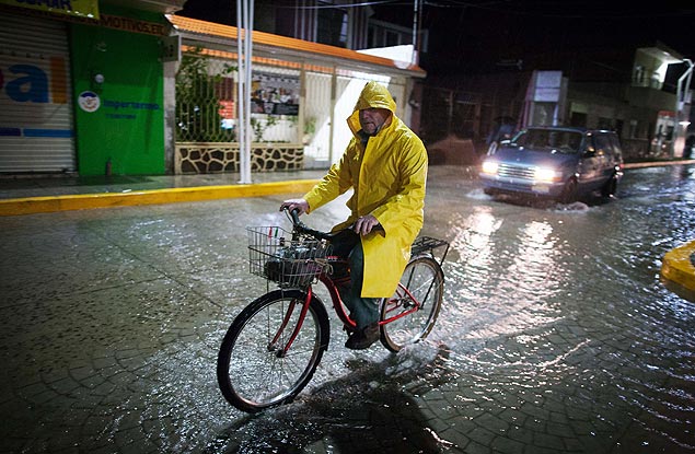 (151023) -- AMECA, octubre 23, 2015 (Xinhua) -- Un hombre conduce una bicicleta bajo la lluvia causada por paso del huracn 
