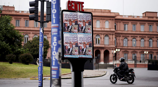 Propaganda de campanha de Daniel Scioli são colocados em postes em frente à Casa Rosada