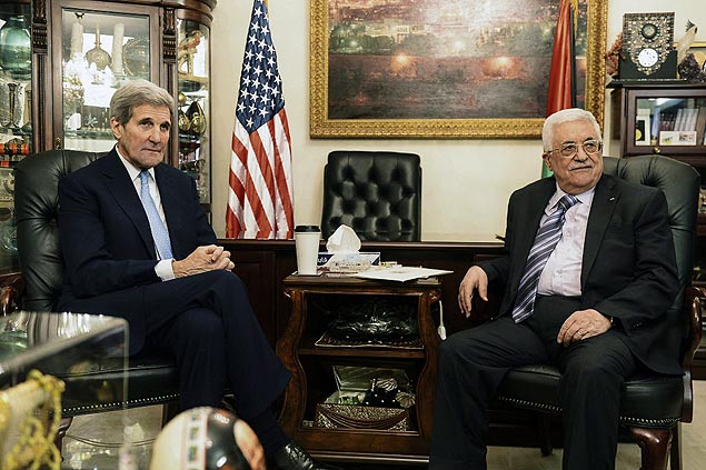 O secretário de Defesa americano, John Kerry (esq.), conversa com o líder palestino, Mamhoud Abbas, na Jordânia
