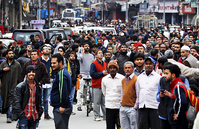 People stand on a road after vacating buildings following an earthquake in Srinagar October 26, 2015. An earthquake measuring 7.6 magnitude struck in northeastern Afghanistan on Monday, the U.S. Geological Survey said, sending tremors that were felt in India and Pakistan. REUTERS/Danish Ismail ORG XMIT: DEL02