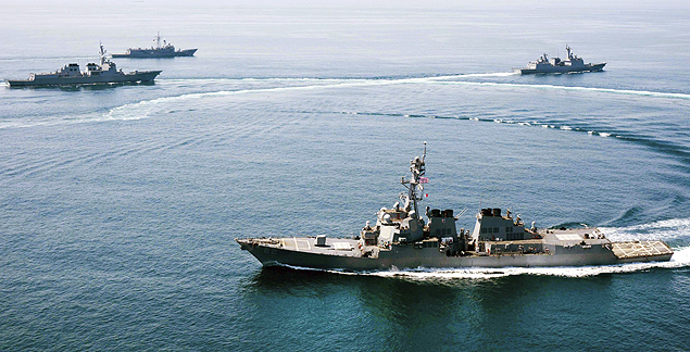 O navio USS Lassen, em primeiro plano, durante manobras militares com a Coreia do Sul e a Turquia