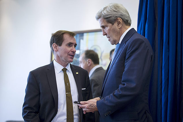 U.S. Secretary of State John Kerry (R) speaks to senior advisor John Kirby before he holds a briefing at Amman Civil Airport in Amman, October 24, 2015. REUTERS/Carlo Allegri ORG XMIT: NYC3032