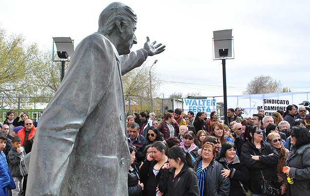 Ato em frente  esttua do ex-presidente da Argentina Nstor Kirchner (1950-2010) em Ro Gallegos 
