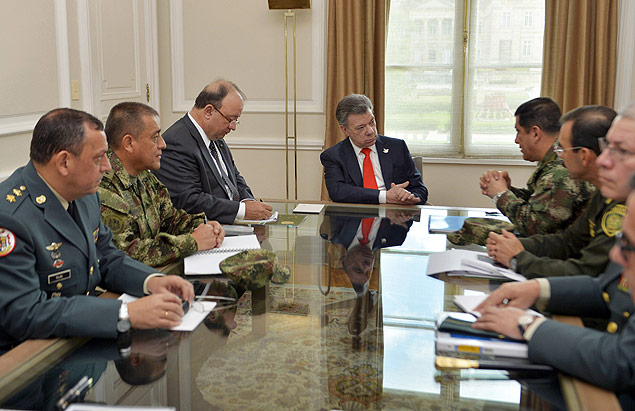 O presidente da Colmbia, Juan Manuel Santos (ao centro), rene-se com seu Conselho de Segurana 