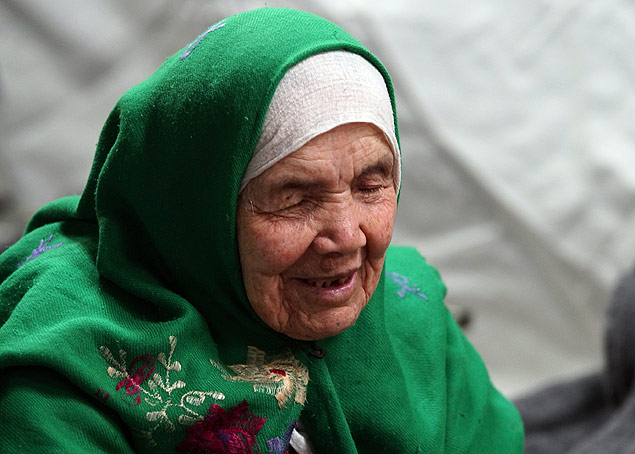 A afegã Bibihal Uzbeki, 105, em campo de refugiados da Croácia; sua família pretende chegar à Suécia 