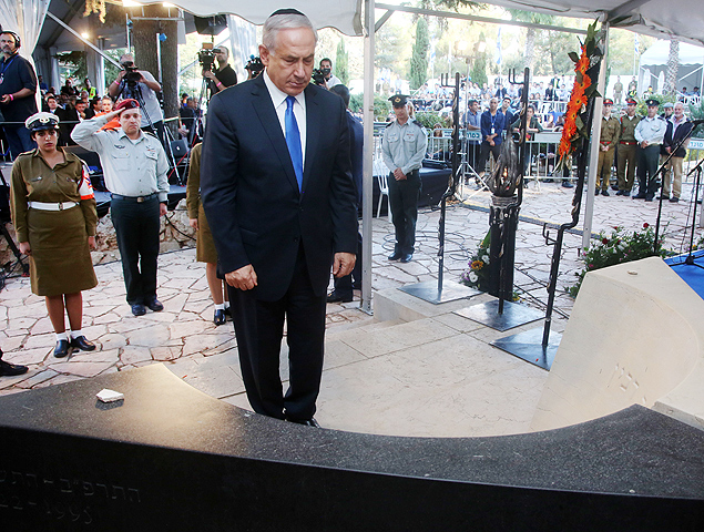 (151026) -- JERUSALEN, octubre 26, 2015 (Xinhua) -- El primer ministro israel Benjamin Netanyahu reacciona durante la ceremonia oficial memorial por el fallecido primer ministro israel, Yitzhak Rabin, llevada a cabo en el Monte Herzel, en Jerusaln, el 26 de octubre de 2015. Jerusaln y Tel Aviv conmemoraron el 20 aniversario del asesinato del fallecido primer ministro israel, Yitzhak Rabin. Yitzhak Rabin fue asesinado despus de asistir a una manifestacin masiva en favor de la paz en Tel Aviv el 4 de noviembre de 1995, despus de meses de incitacin y de protestas de extremistas de derecha y una oleada de ataques terroristas. (Xinhua/JINI/POOL/Marc Israel Sellem) (da) (sp)