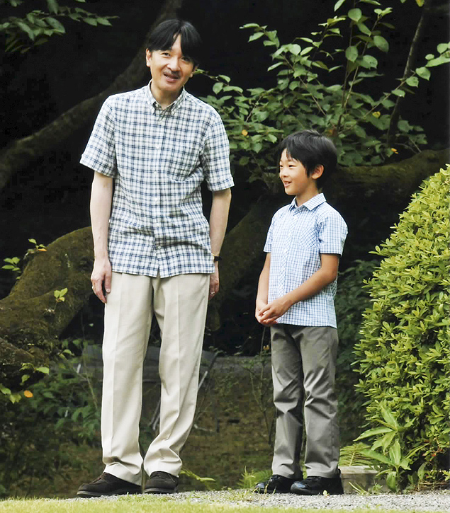 Japan's Prince Hisahito (R) and his father Prince Akishino take a stroll together on the grounds of the Akasaka Detached Palace in Tokyo in this handout picture taken August 10, 2015, and provided by the Imperial Household Agency of Japan. Prince Hisahito, the only grandson of Japan's Emperor Akihito and Empress Michiko, celebrates his ninth birthday on September 6, 2015. REUTERS/Imperial Household Agency of Japan/Handout via Reuters ATTENTION EDITORS - THIS PICTURE WAS PROVIDED BY A THIRD PARTY. REUTERS IS UNABLE TO INDEPENDENTLY VERIFY THE AUTHENTICITY, CONTENT, LOCATION OR DATE OF THIS IMAGE. FOR EDITORIAL USE ONLY. NOT FOR SALE FOR MARKETING OR ADVERTISING CAMPAIGNS. THIS PICTURE IS DISTRIBUTED EXACTLY AS RECEIVED BY REUTERS, AS A SERVICE TO CLIENTS ORG XMIT: TOK500