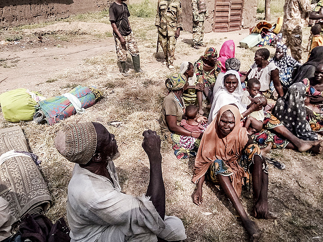 Parte das 338 pessoas que o Exrcito nigeriano resgatou do Boko Haram em outubro