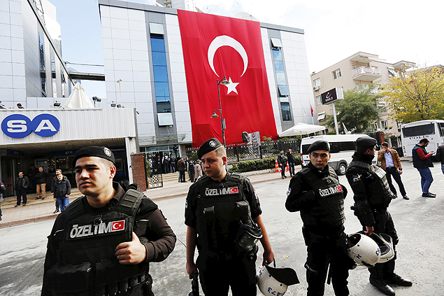 Riot police stand guard outside the Kanalturk and Bugun TV building in Istanbul, Turkey, October 28, 2015. Turkish police on Wednesday stormed the offices of an opposition media company, days before an election, in a crackdown on companies linked to a U.S.-based cleric and foe of President Tayyip Erdogan, live footage showed. Brawls broke out and police sprayed water cannon to disperse dozens of people in front of the offices of Kanalturk and Bugun TV in Istanbul, a live broadcast on Bugun's website showed. The media groups are owned by Koza Ipek Holding, which has links to Islamic preacher Fethullah Gulen. REUTERS/Murad Sezer TPX IMAGES OF THE DAY ORG XMIT: IST04