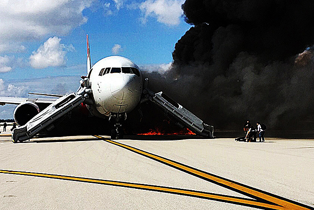 Passageiros deixam o Boeing-767 da Dynamic Airways aps a aeronave pegar fogo nos EUA