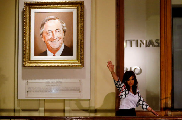 A presidente Cristina Kirchner acena a militantes na Casa Rosada