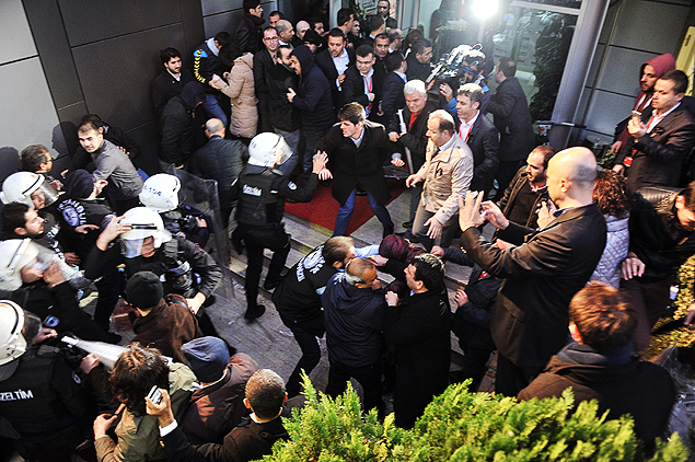 Polícia turca entra em confronto com apoiadores do jornal "Bugün" e do canal de televisão Kanalturk