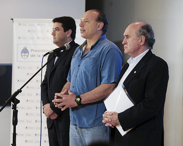 Ao lado de diretores da inteligncia argentina, o secretrio Sergio Berni (ao centro) fala sobre ameaas 